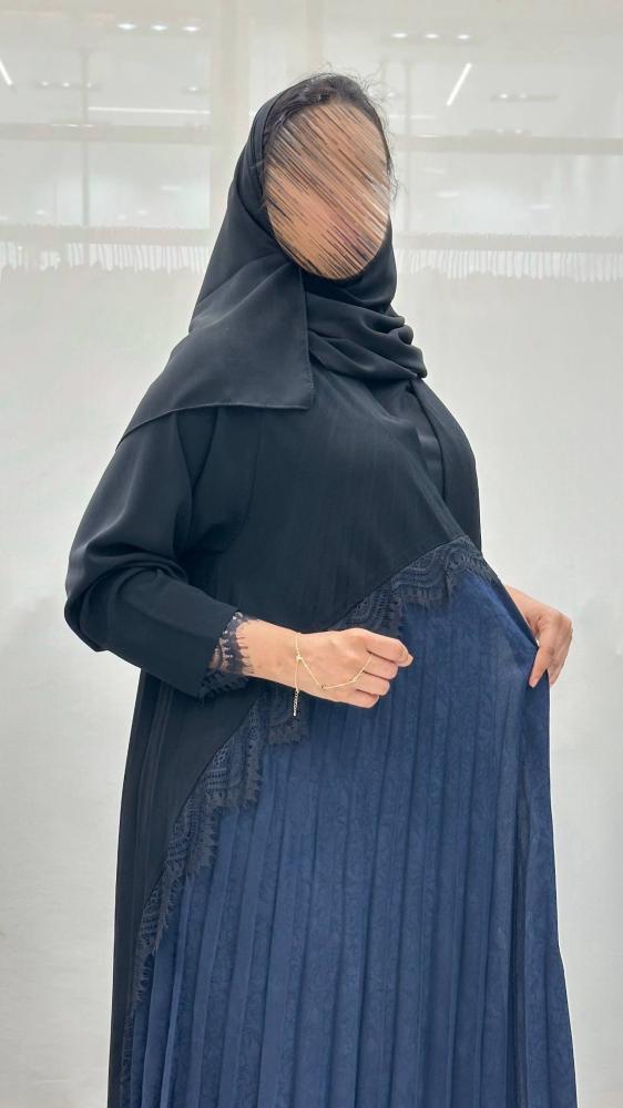 عباية الاء بقماش حرير مع اندنوسي كسرات وتدخيلات دانتيل