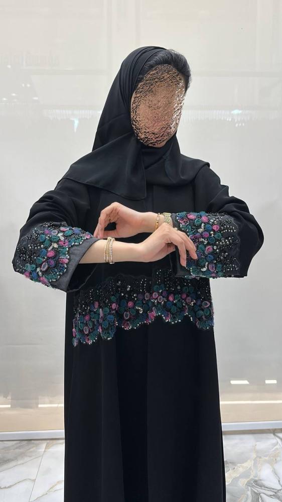 عباية وسن   كلوش  بقماش اندنوسي اسود فاحم وتدخيلات كلفه مورد