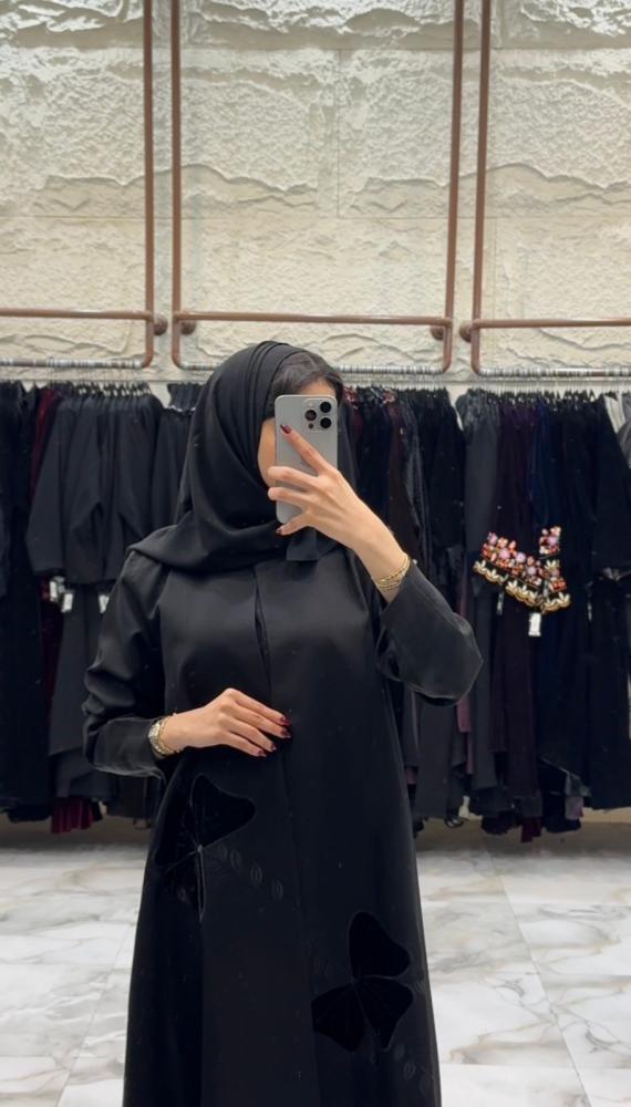 عباية لندن كلوش بقماش كريب وتطريز مخمل الون الأسود