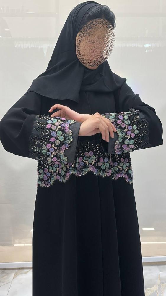 عباية وسن   كلوش  بقماش اندنوسي اسود فاحم وتدخيلات كلفه مورد