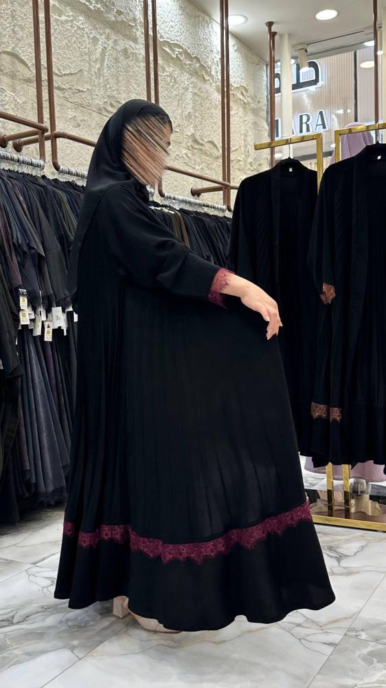 عباية غلا دبل كلوش بقماش ملكي مكسر وكلفه دانتيل للون عنابي
