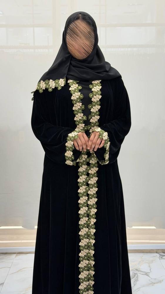 عباية مسك كلوش بقماش مخمل وتدخيلات كلفه
