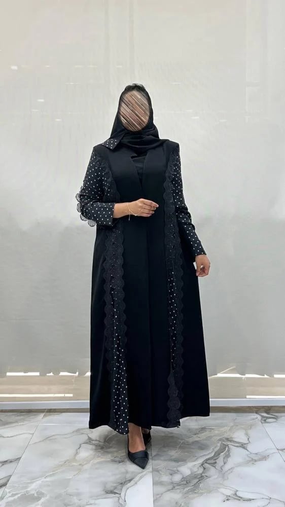 عباية بولكا بقماش سراميك اسود فاحم وتدخيلات منقط مع ملفع دانتيل