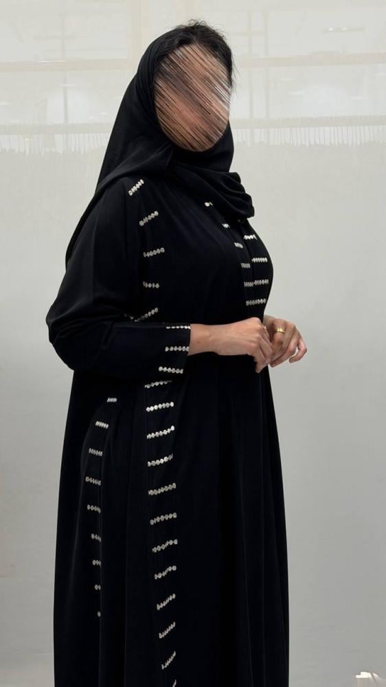 عباية روعه كلوش بقماش كوبرا اسود فاحم  بكسات جوانب مع تطريز بلون بيج ناعم