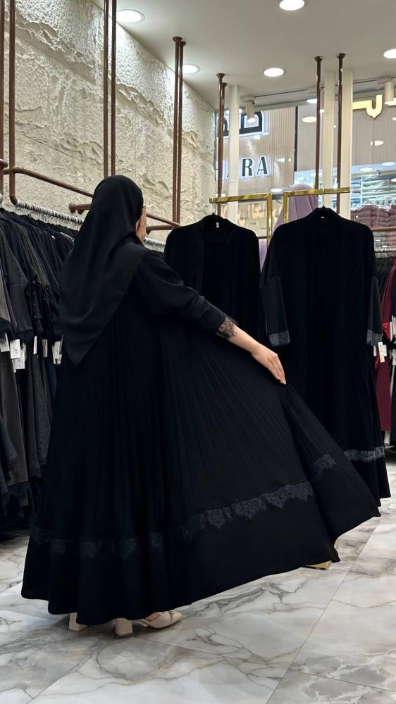 عباية غلا دبل كلوش بقماش ملكي مكسر وكلفه دانتيل اسود استرتش بالكم