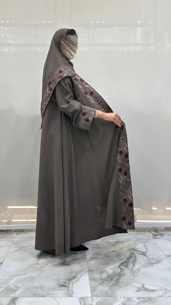 عباية غنى للون بني دبل كلوش تطريز عنابي