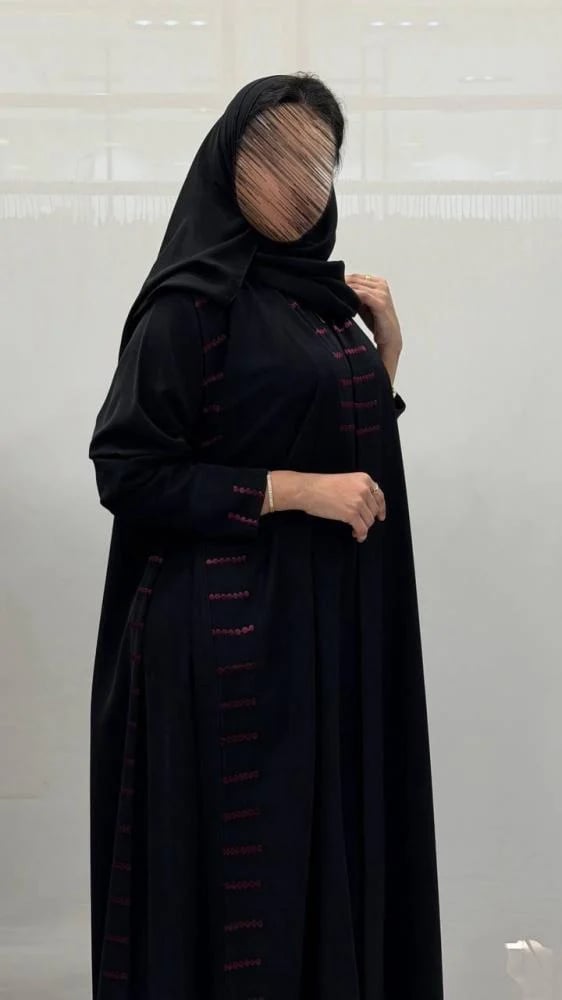 عباية روعه كلوش بقماش كوبرا اسود فاحم  بكسات جوانب مع تطريز بلون عنابي ناعم