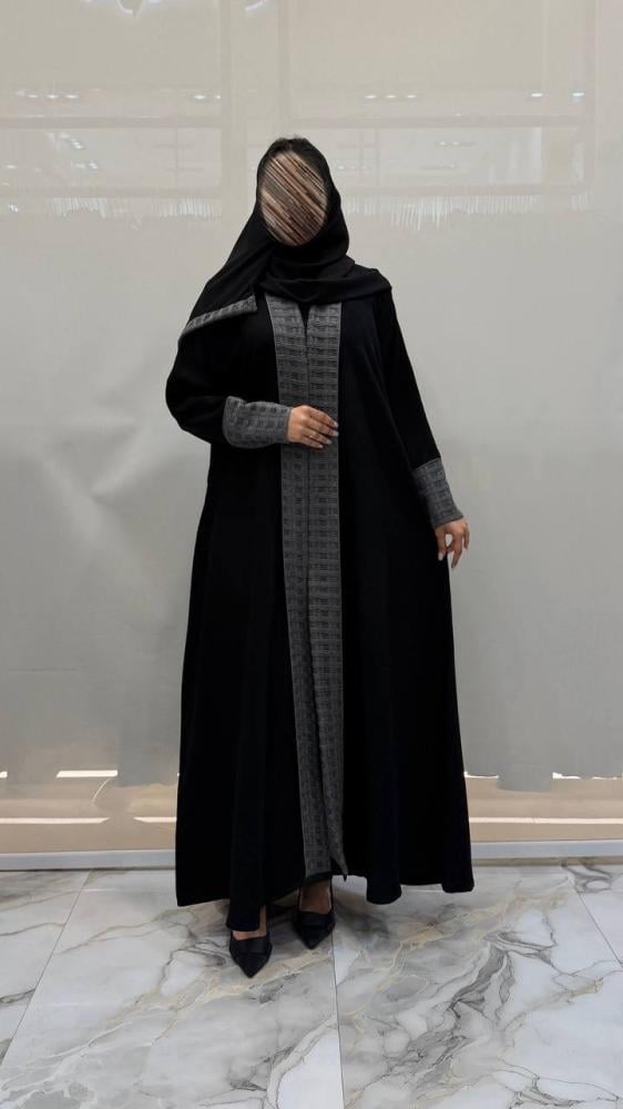 عباية ماجده كلوش بقماش سراميك فاحم وتدخيلات الكم والأمام صوف ناعم