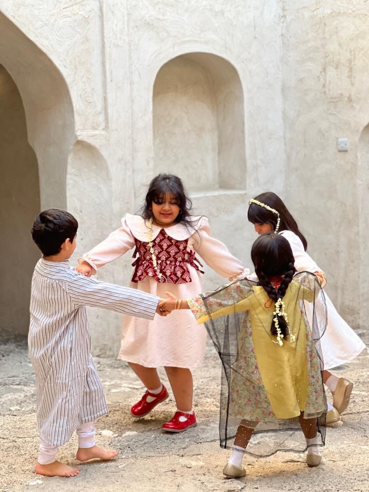 فستان ذهبي شعبي مع قطعة مخمل عنابي .