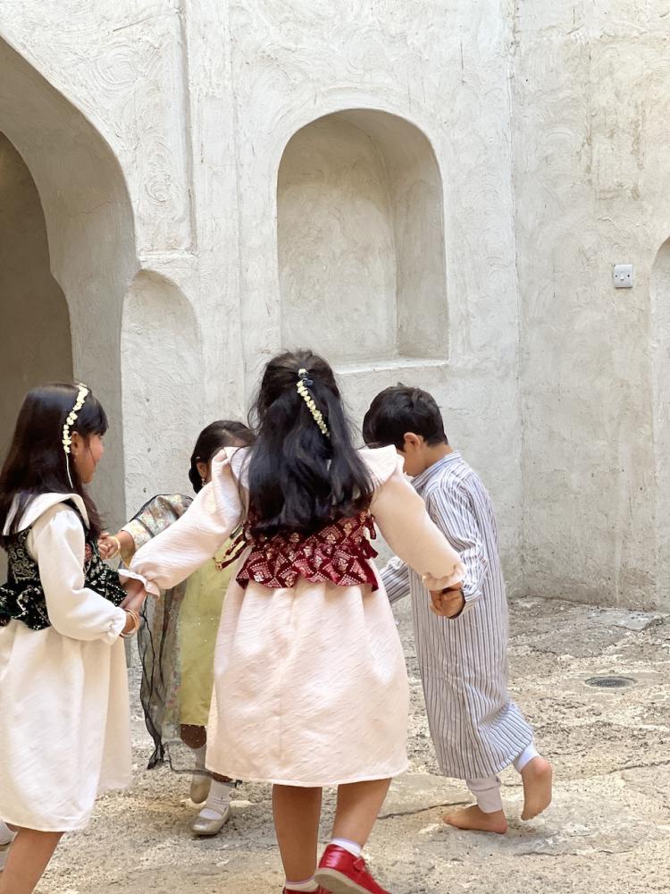 فستان ذهبي شعبي مع قطعة مخمل عنابي .