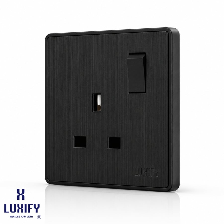 فيش 13 امبير مع مفتاح اسود LUXIFY