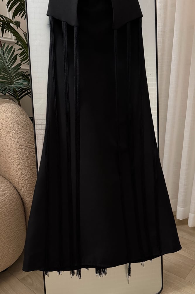 فستان سهرة أسود طويل أوف شولدر بتصميم درابيه أنيق ومخصر للجسم