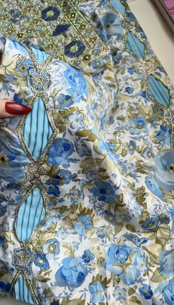 قماش Cartier قطعه من الحرير مُزينه بالفصوص الامعه على كامل القطعه من الاعلى الاسفل