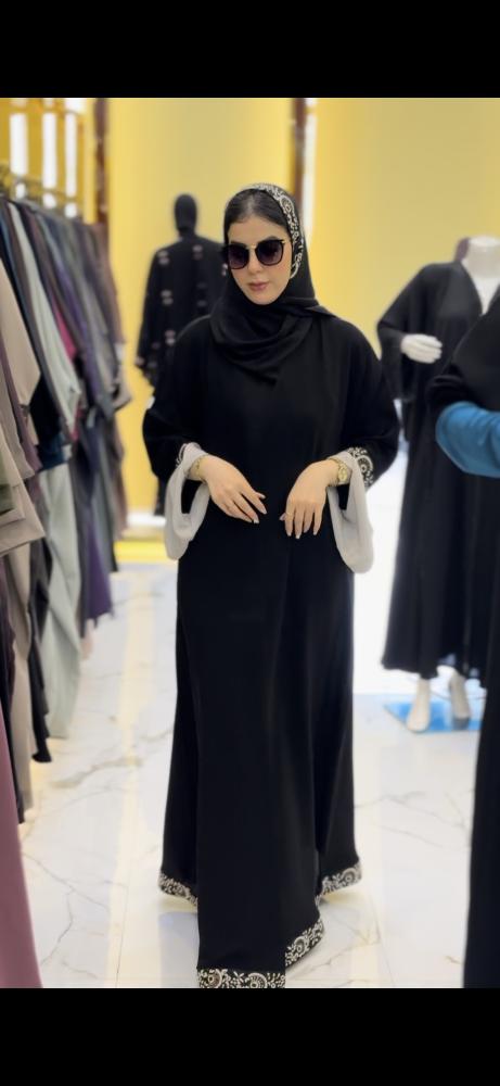 عباية سراميك أسود ملكي تطريز من الكم وأسفل العبايه دبل كلوش