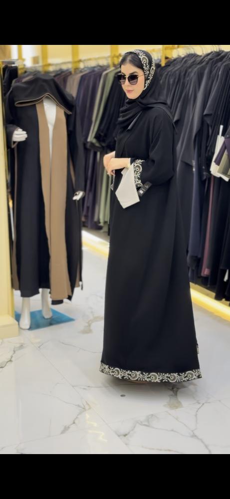 عباية سراميك أسود ملكي تطريز من الكم وأسفل العبايه دبل كلوش