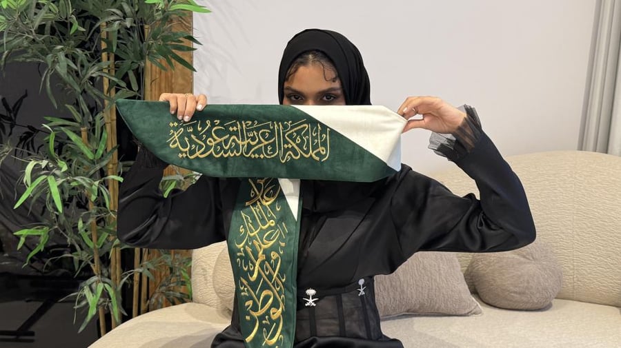 عباية سوداء فاخرة بتصميم خصر مميز وتفاصيل شفافة أنيقة