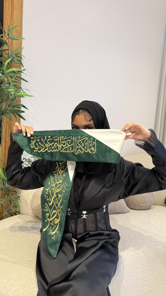 عباية سوداء فاخرة بتصميم خصر مميز وتفاصيل شفافة أنيقة