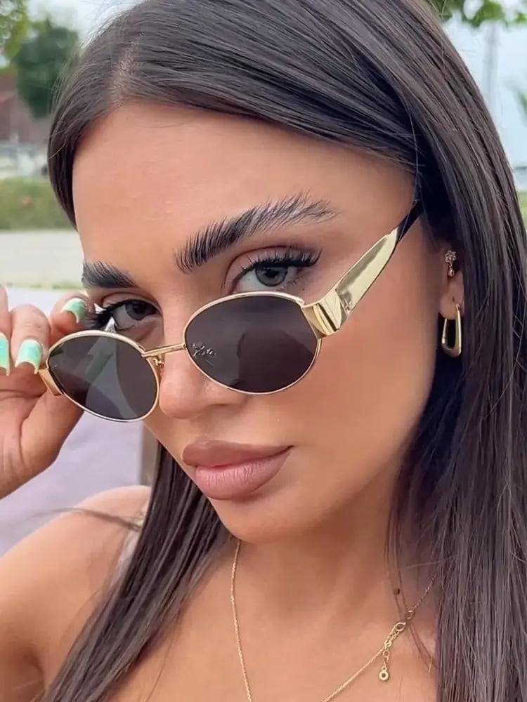 نظارة نسائية أنيقة بيضاوية الشكل