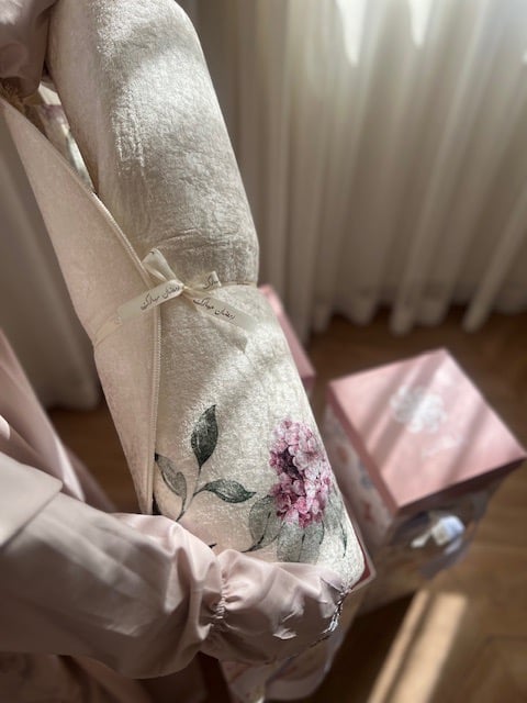 Box of a beige-colored rug with a Tefni cover