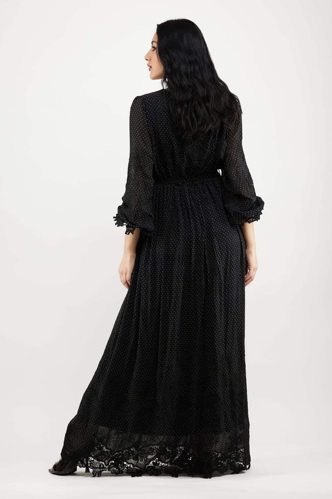 Long dress lace on the sleeves