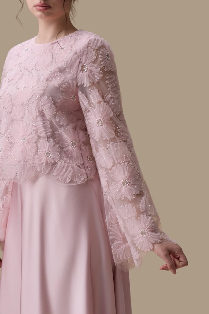 طقم نسائي ساتان مع توب دانتيل مطرز بتصميم راقٍ