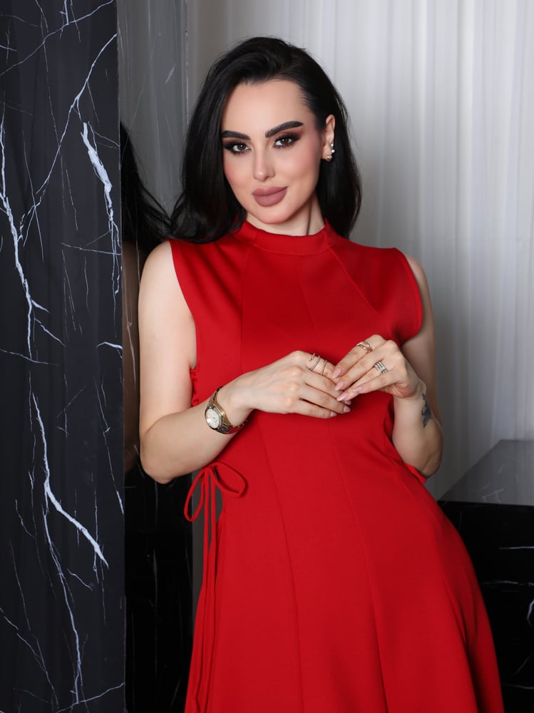 A ribbed dress with pleats on the sides
