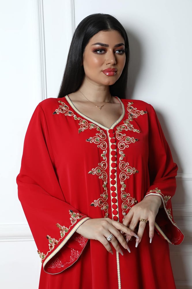 جلابية مزينة بفصوص ملونة