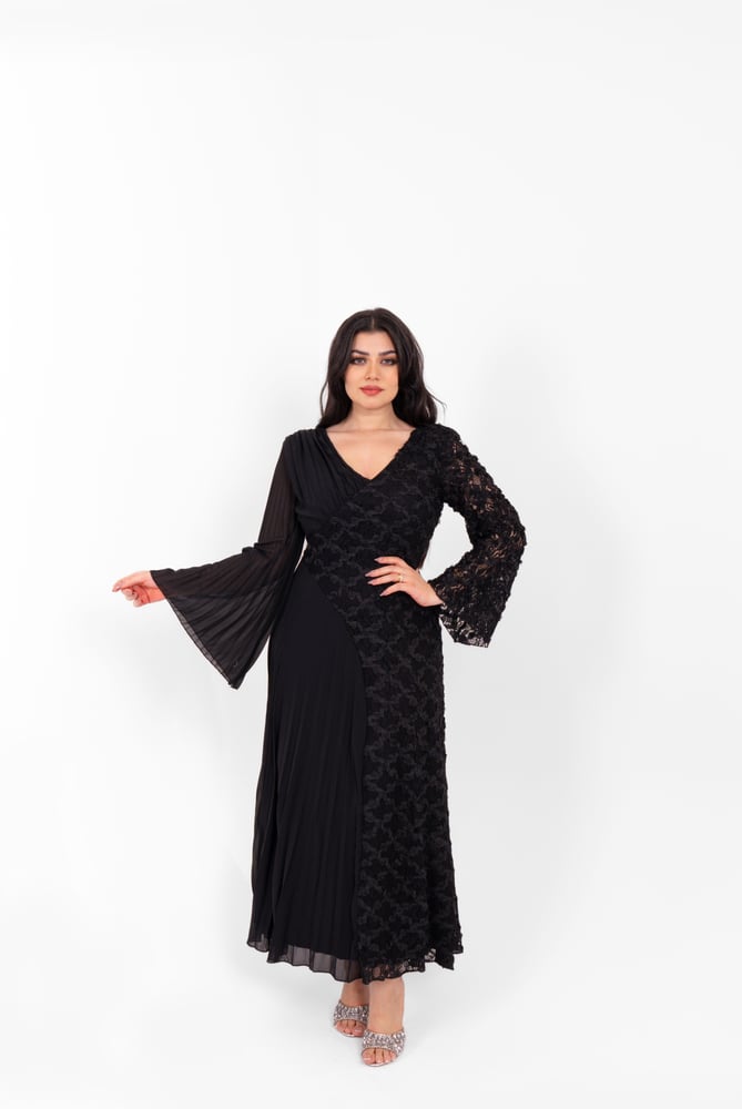 فستان اسود بتصميم ملكي