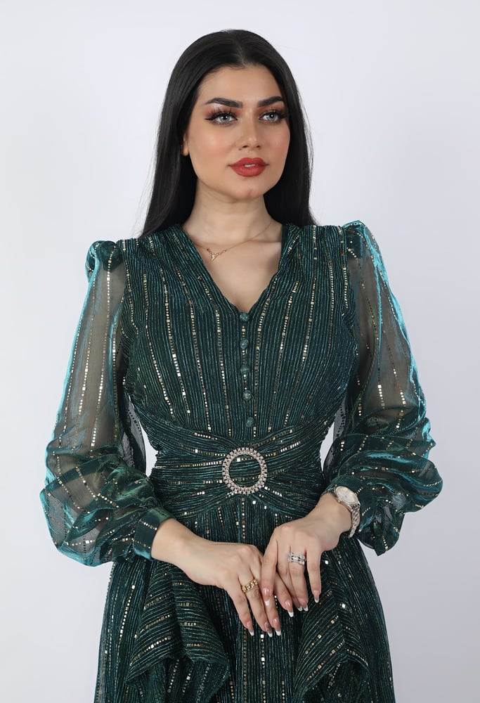 فستان واسع بأكمام ونقش ذهبي