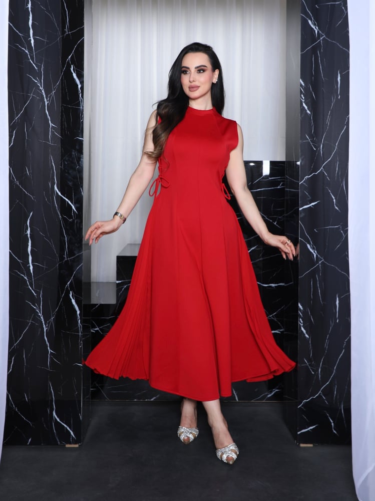 A ribbed dress with pleats on the sides