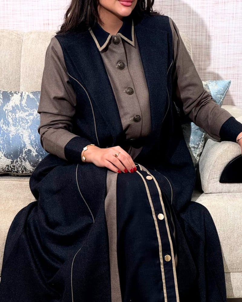 بليزر رمادي غامق مزين بديزاين من اللون البيج