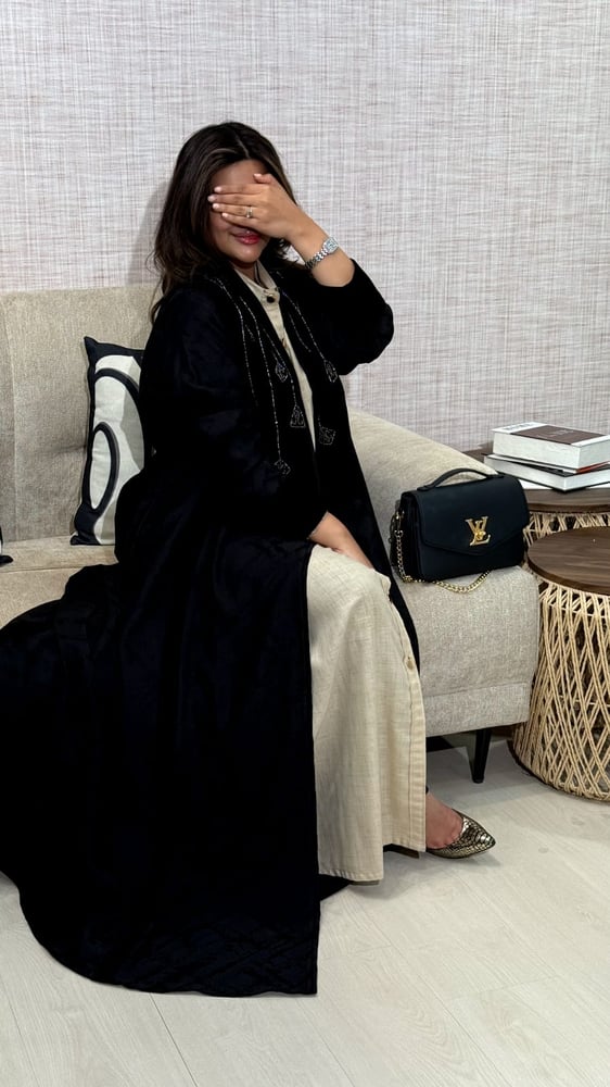 عباية لون اسود مطرزة بنقش سماوي من الامام والخلف