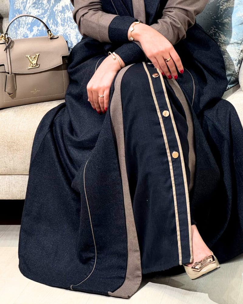 بليزر رمادي غامق مزين بديزاين من اللون البيج