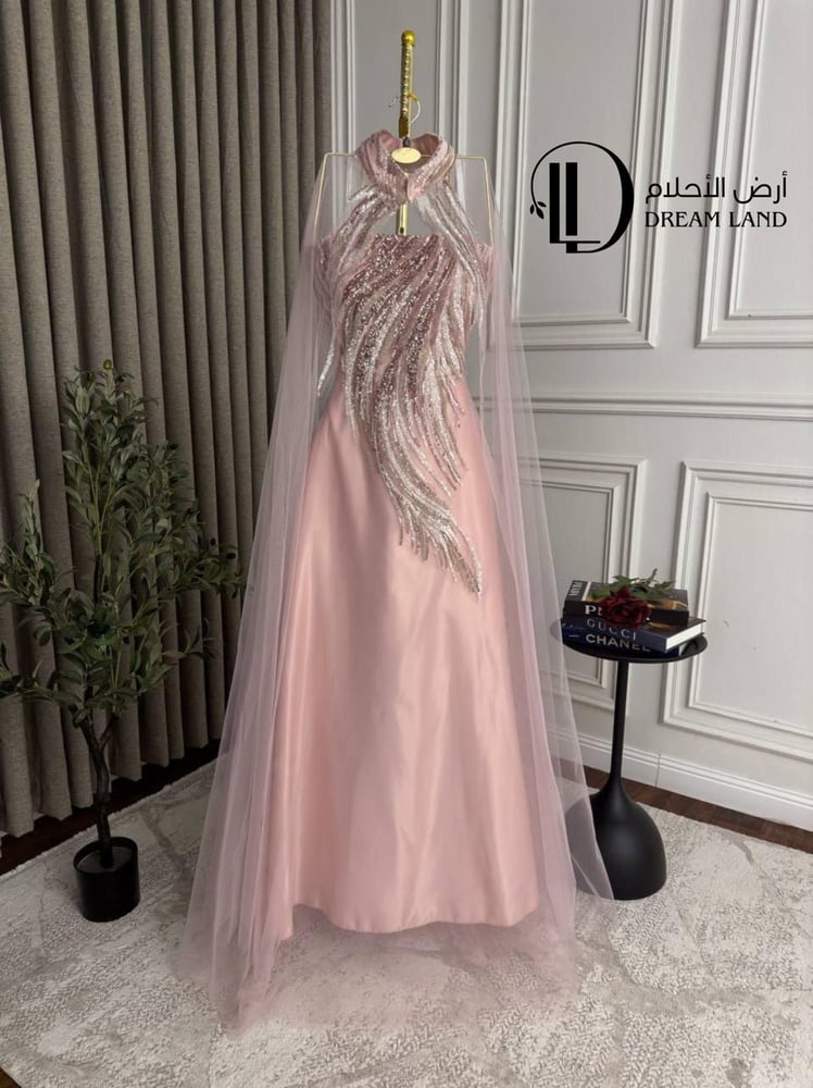 فستان سهرة وردي بياقة منسدلة وتطريز فاخر