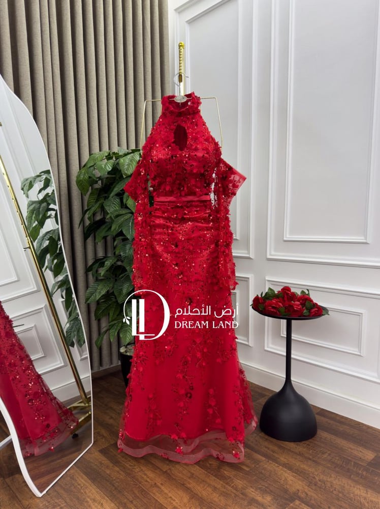 فستان سهرة أحمر بياقة عالية وتطريز ورود فاخر
