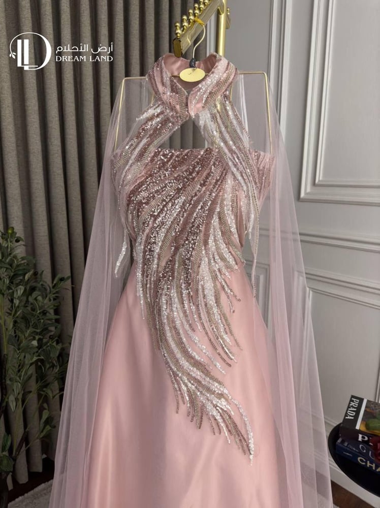 فستان سهرة وردي بياقة منسدلة وتطريز فاخر