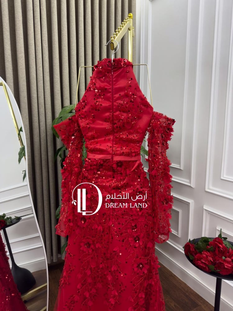 فستان سهرة أحمر بياقة عالية وتطريز ورود فاخر