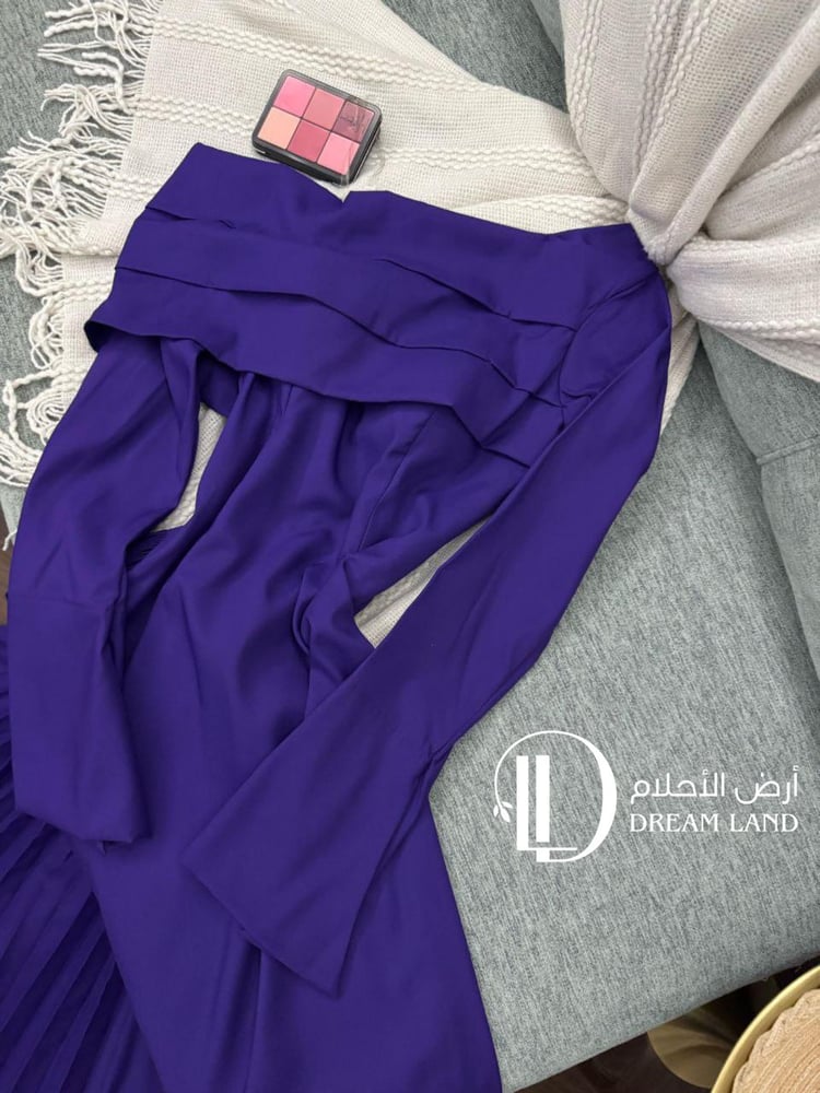 فستان سهرة بنفسجي بياقة منسدلة وكسرات جانبية