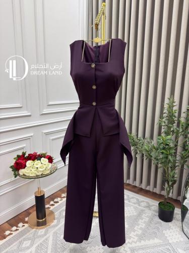 جمبسوت نسائي بقصة peplum وأزرار