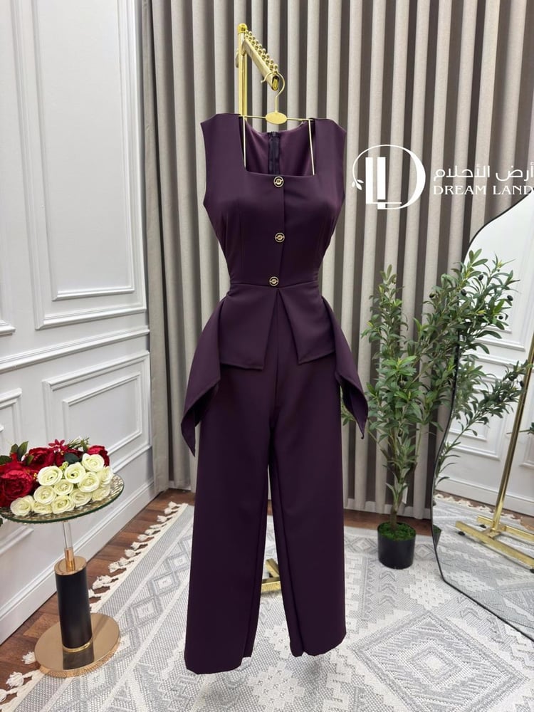 جمبسوت نسائي بقصة peplum وأزرار