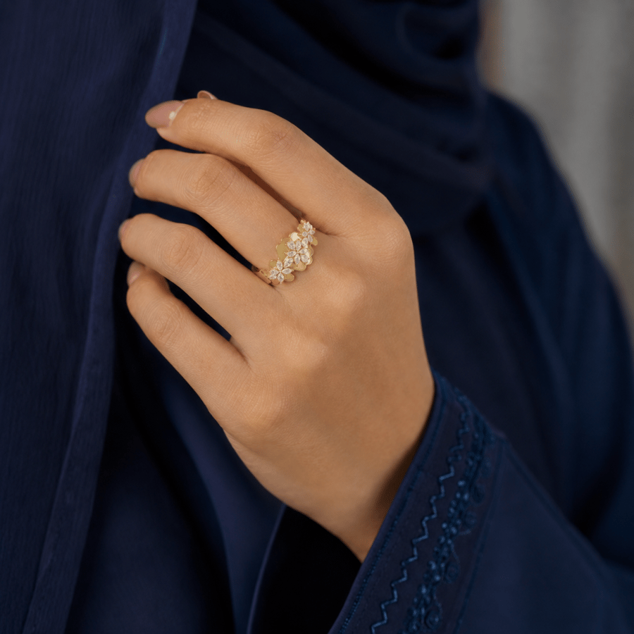 خاتم ذهب ورد بأطراف مموجة بتصميم كريستال لماع - عيار 18