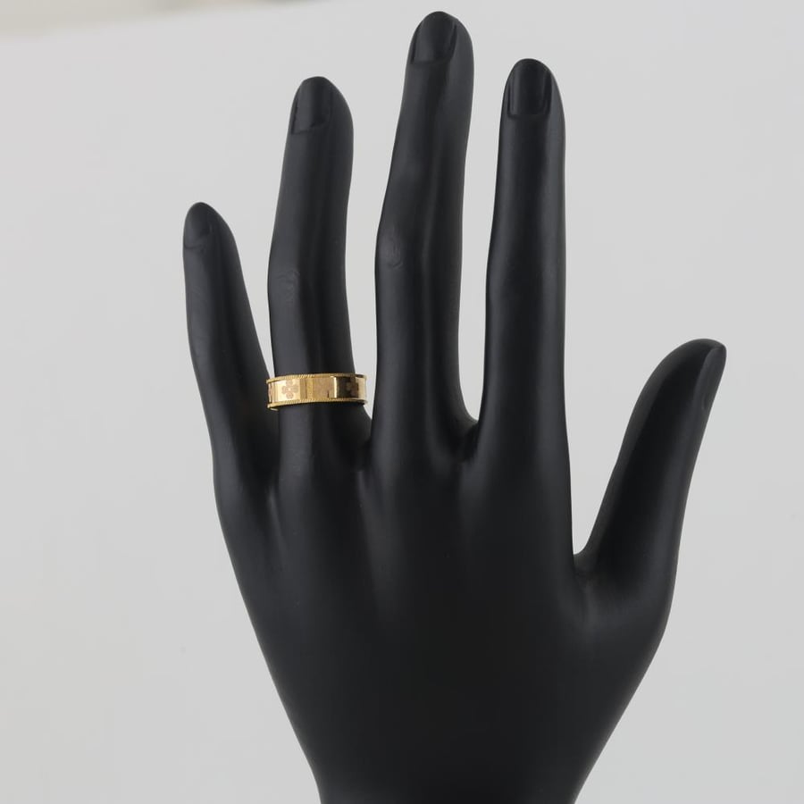 Gold ring with floral engraving with striped edges - 21 karat