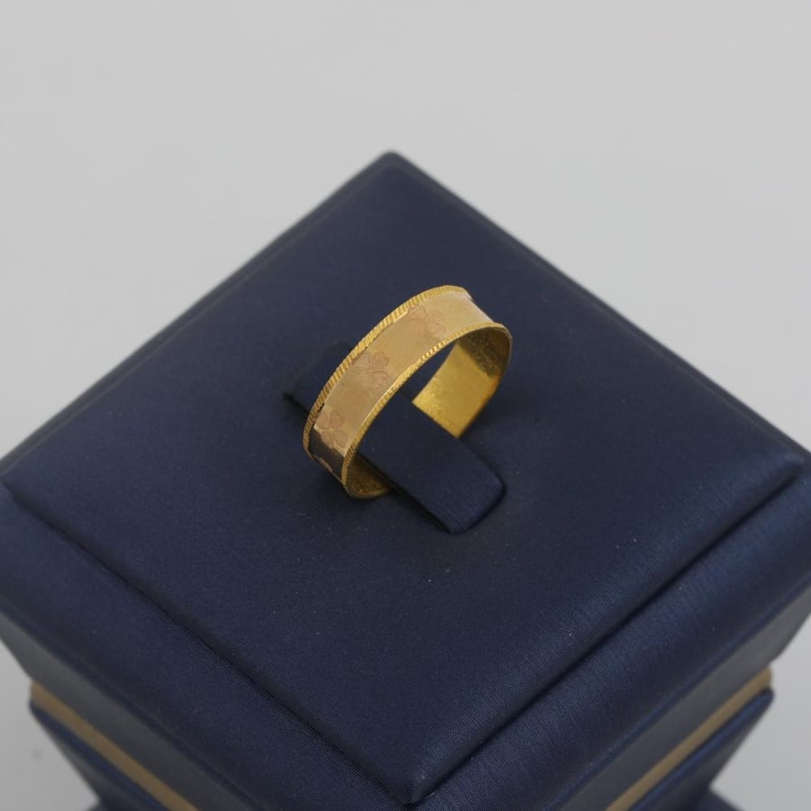 Gold ring with floral engraving with striped edges - 21 karat