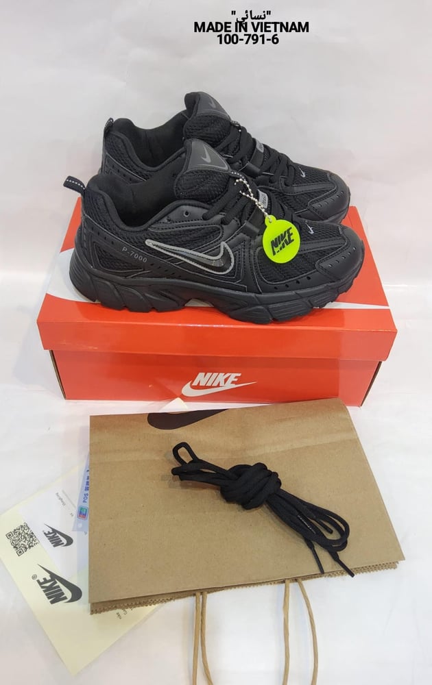 Women's sports shoe Nike P7000