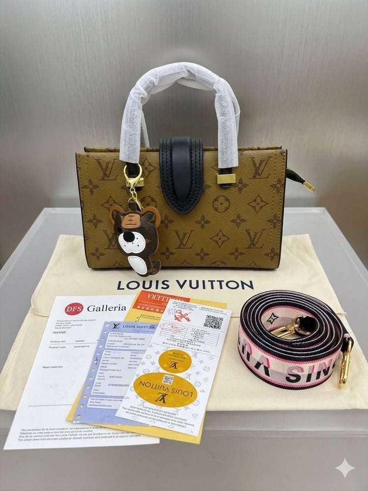 حقيبة نسائية فاخرة  من Louis Vuitton مع تعليقة جذابة