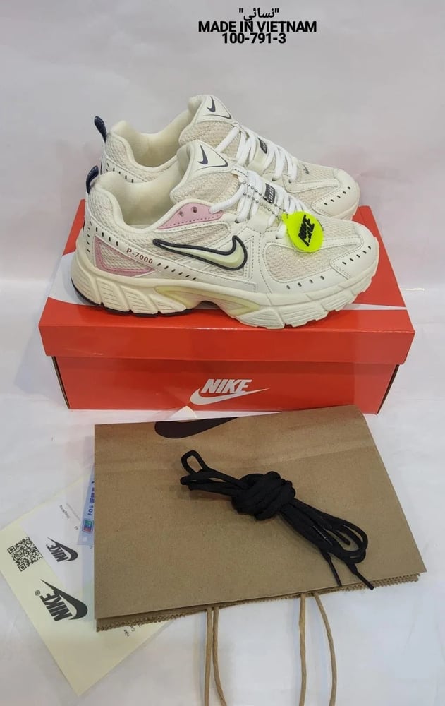 حذاء رياضي نسائي نايك P7000