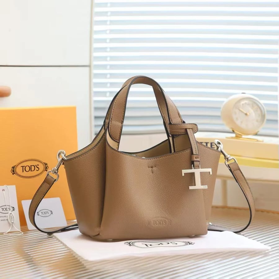 حقيبة نسائية أنيقة من Tod’s لون كاكي