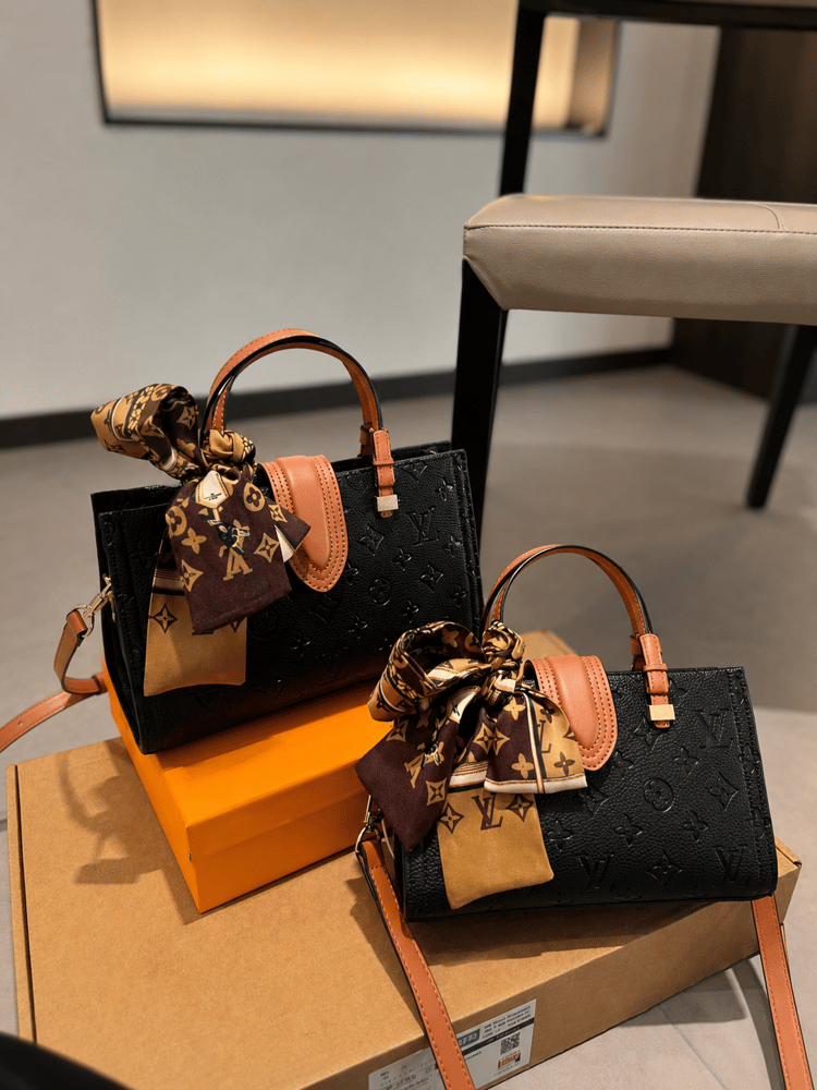 حقيبة نسائية فاخرة  من Louis Vuitton مع ربطة أنيقة