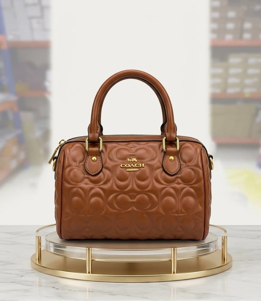 شنطة COACH النسائية الفاخرة – لون بني كلاسيكي بتصميم منقوش