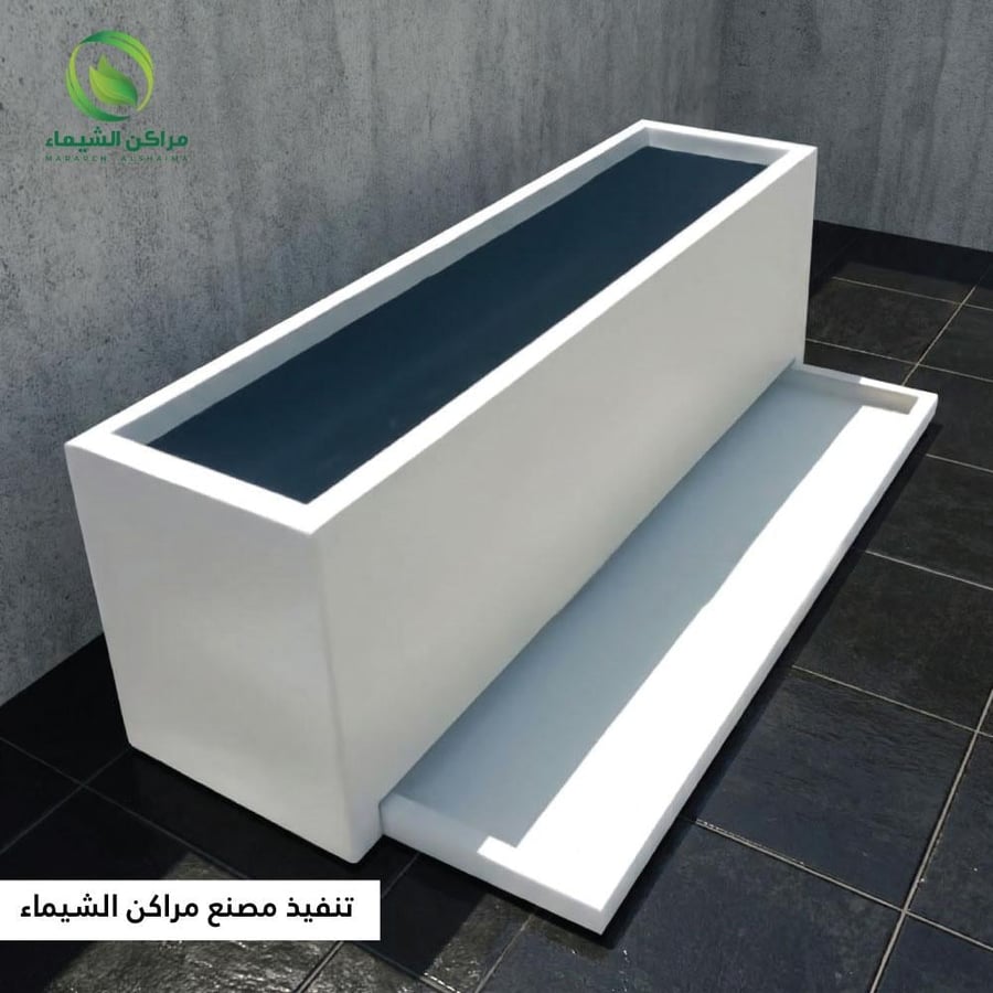 A planting basin with a snap-on tray, 2 meters